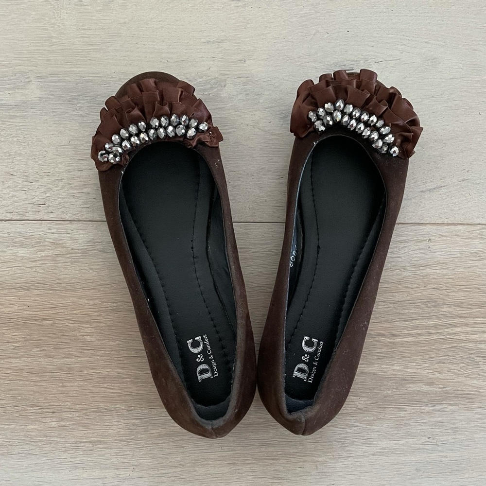 D & C Ruffles Flats - Picture 2 of 3